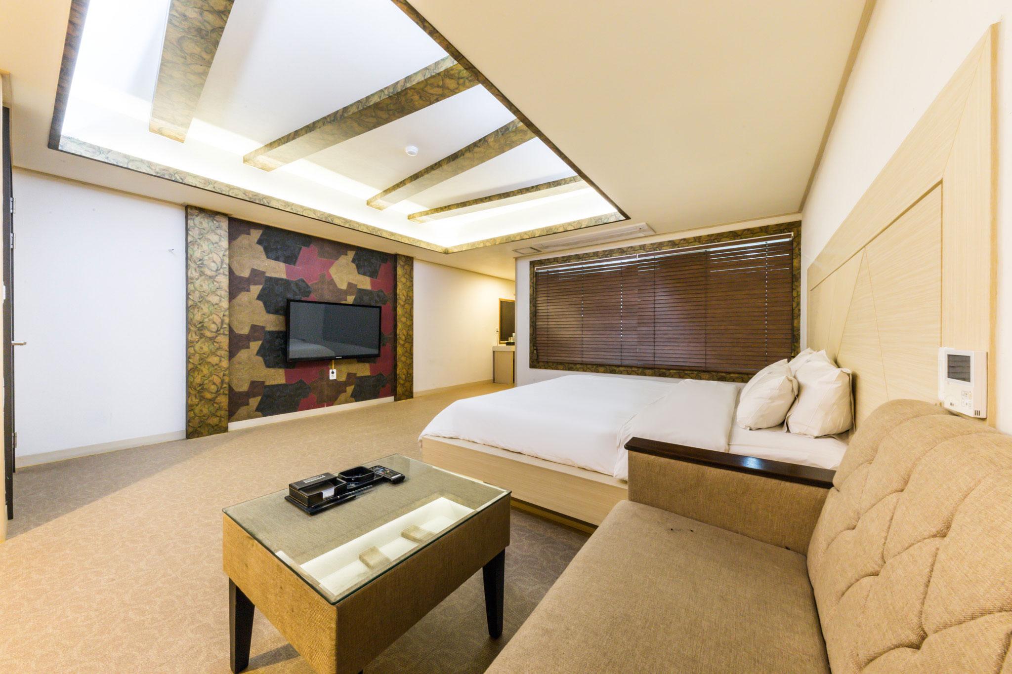 DELUXE, DOUBLE BED