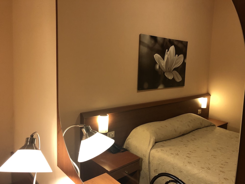 Hotel Paradiso 10/40