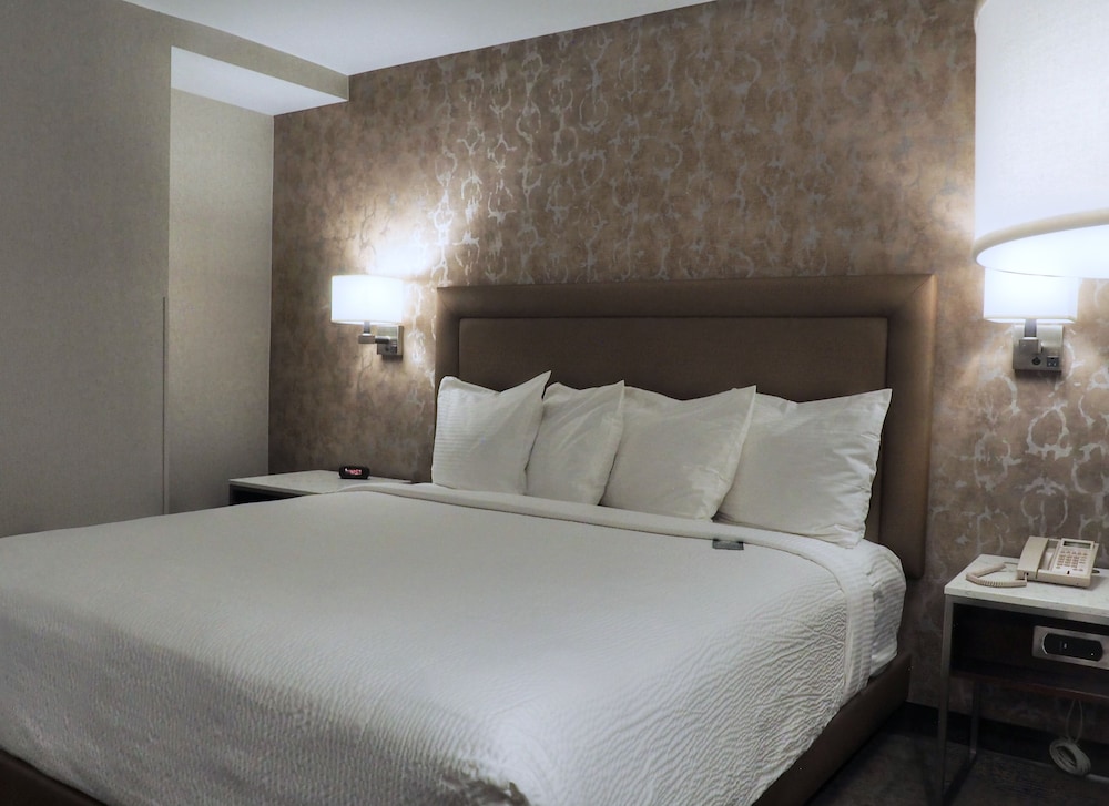 ROOM, KING BED