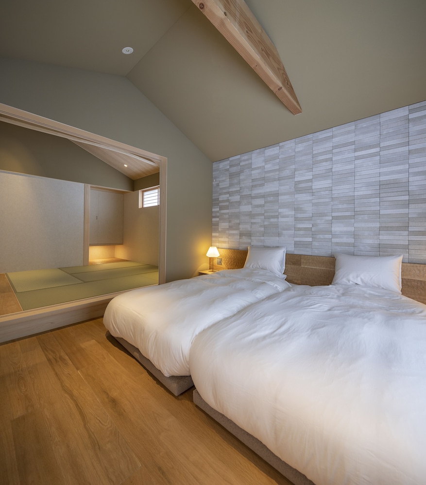 Semi Room, Twin Beds, 4 Futon Beds, Bathtub