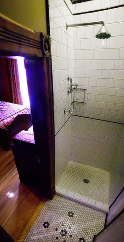 Whiskey Mansion Bed and Breakfast 13/22