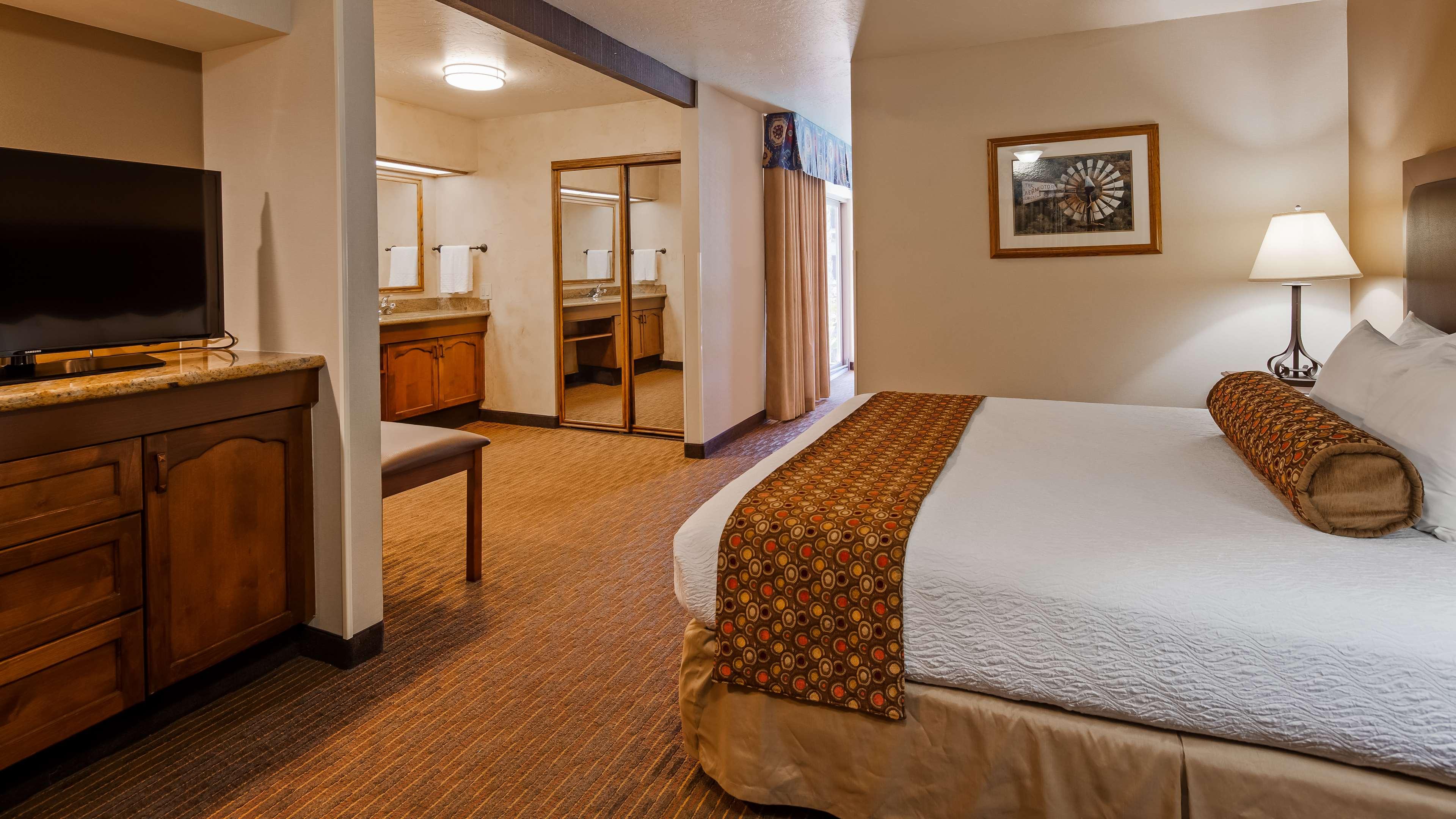 Suite, King and Queen Bed, Two Story, Dining Area, Sofa, Kitchen