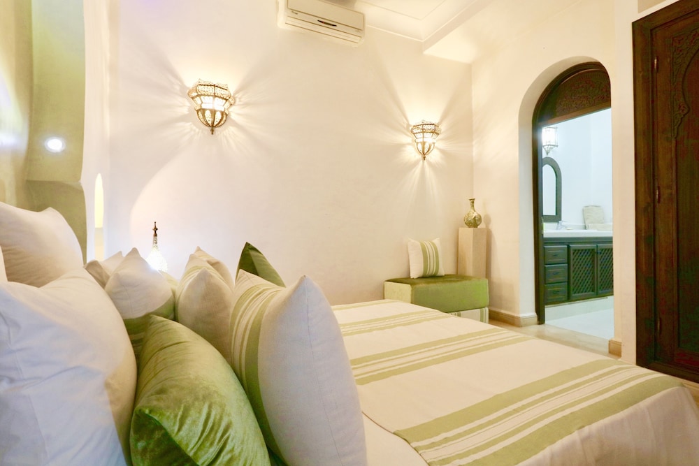 SUPERIOR, QUEEN BED