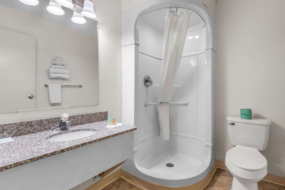 غرفة بسرير مزدوج وسرير فردي، Americas Best Value Inn Lake City 6/8