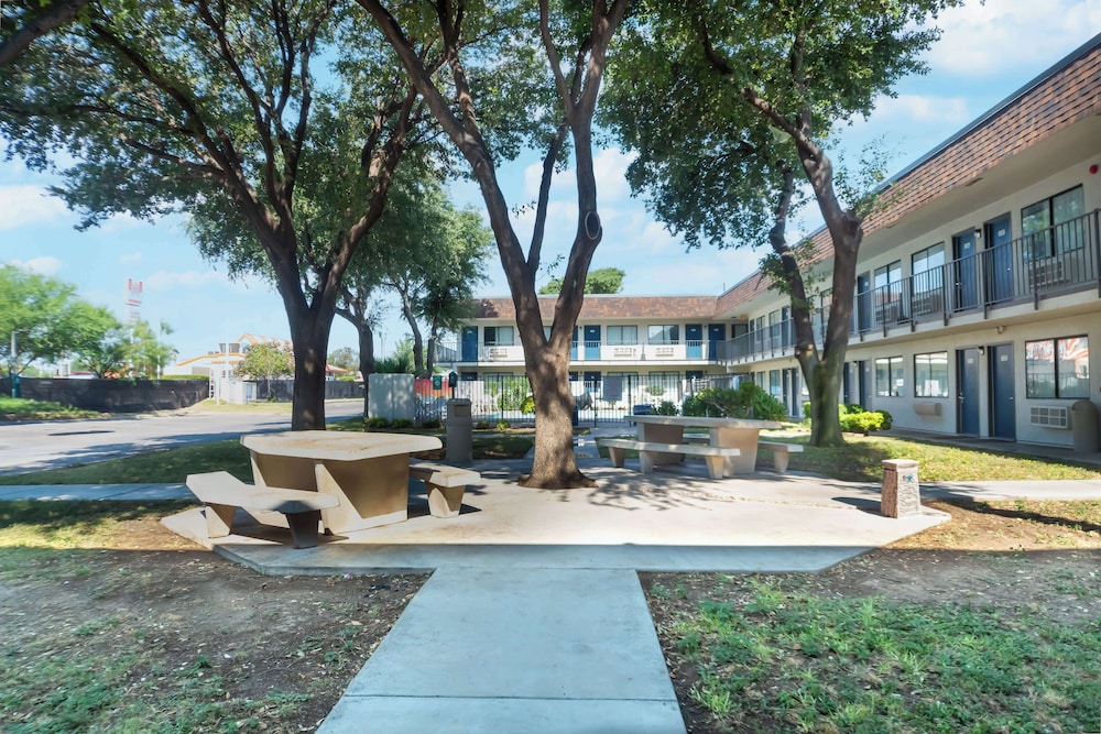Motel6 Del Rio, TX 49/56