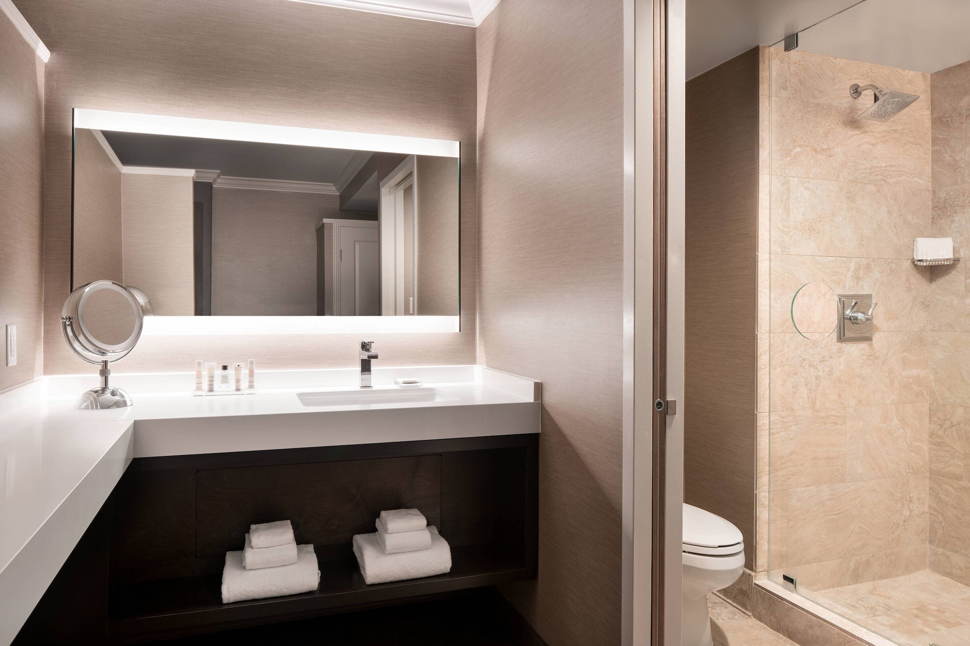 غرفة بسرير كينج بإطلالة على المدينة، Monterey Marriott 4/4
