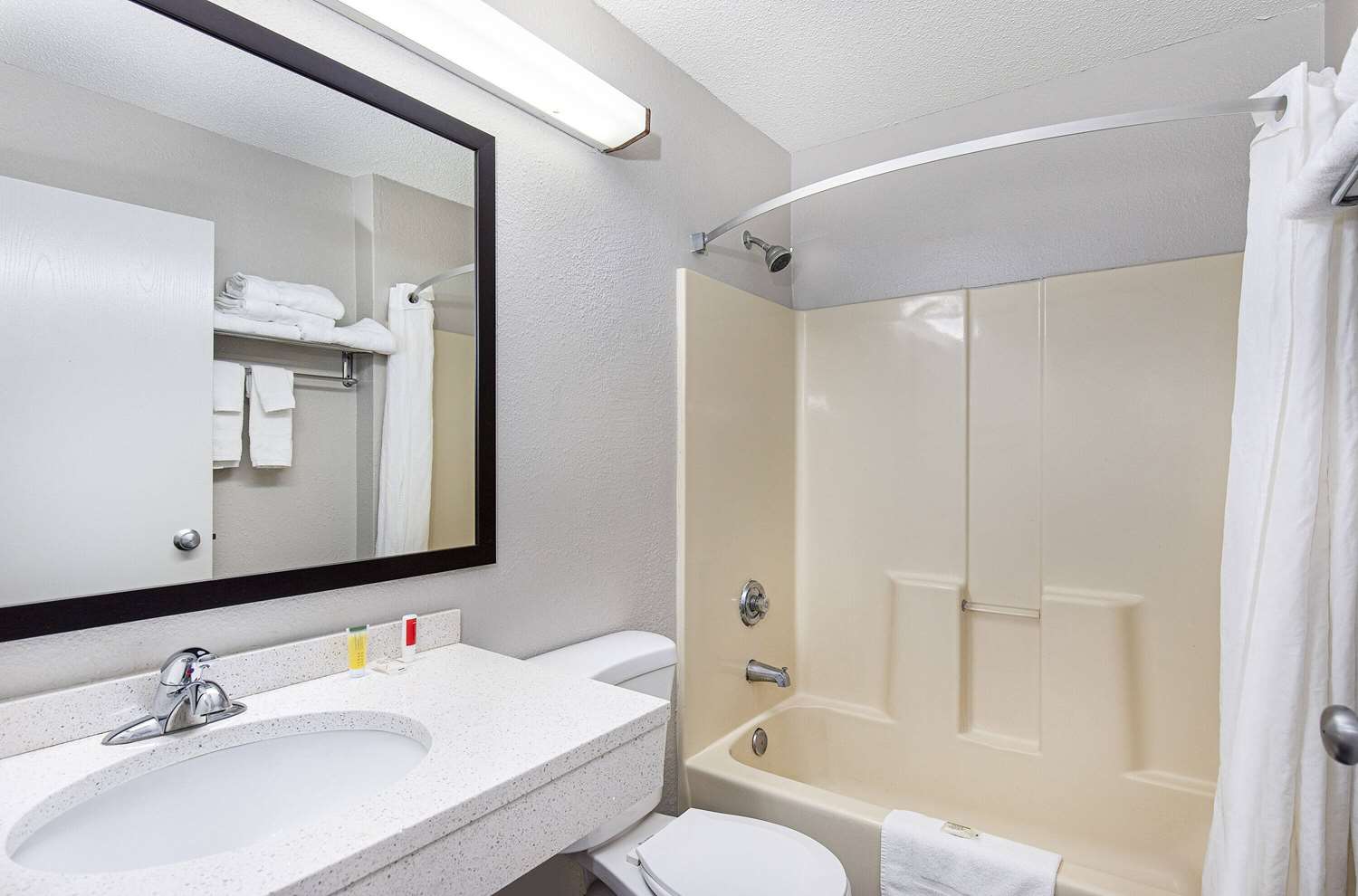 Microtel Inn And Suites Memphi 32/33