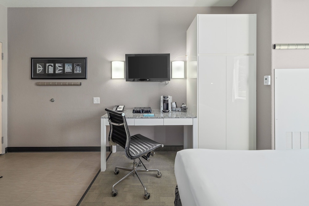 HOME INN EXPRESS MEDICINE HAT 58/72