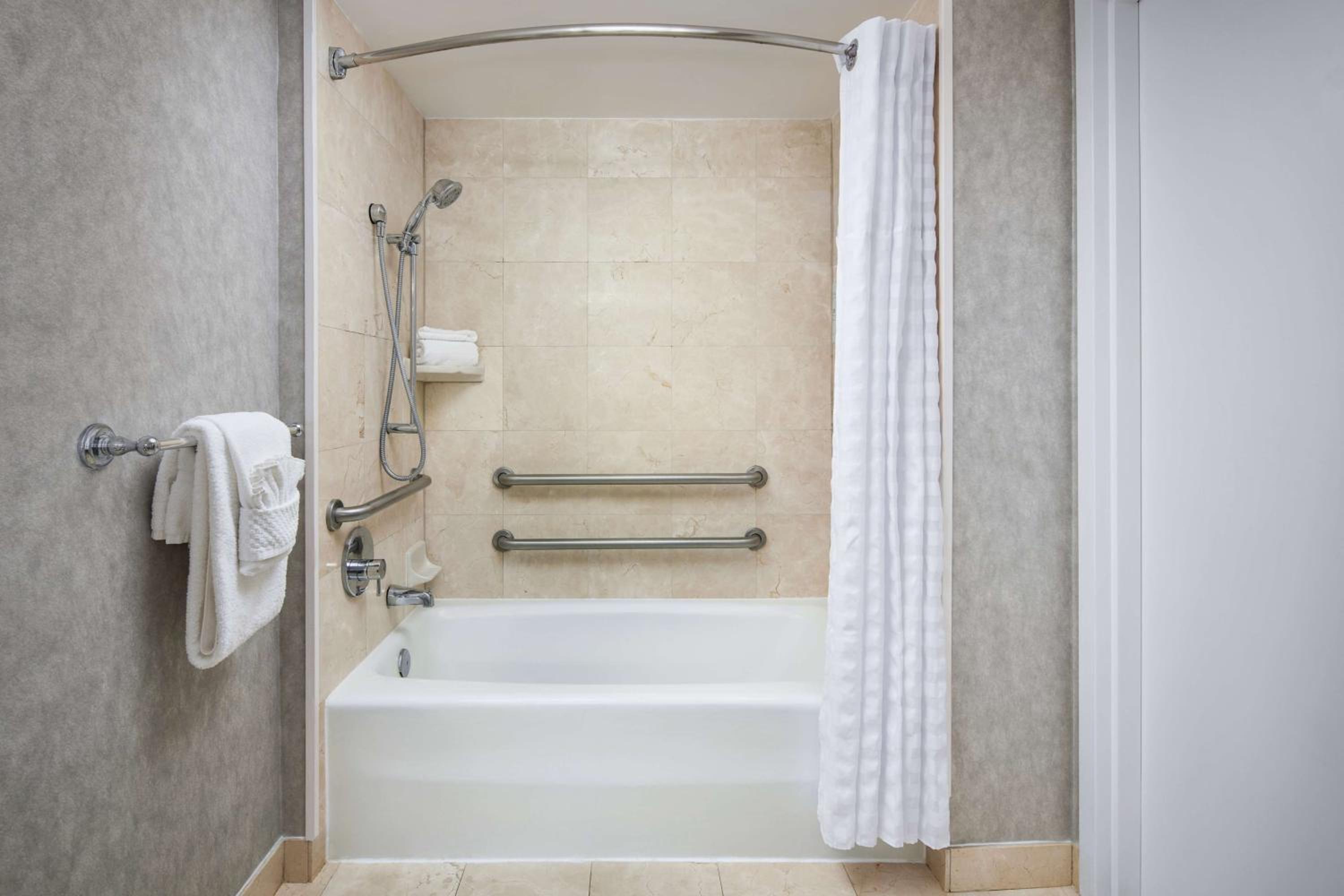 جناح بسرير كينج وسرير كوين بغرفة نوم واحدة لذوي الإعاقة، Embassy Suites by Hilton West Palm Beach Central 4/5
