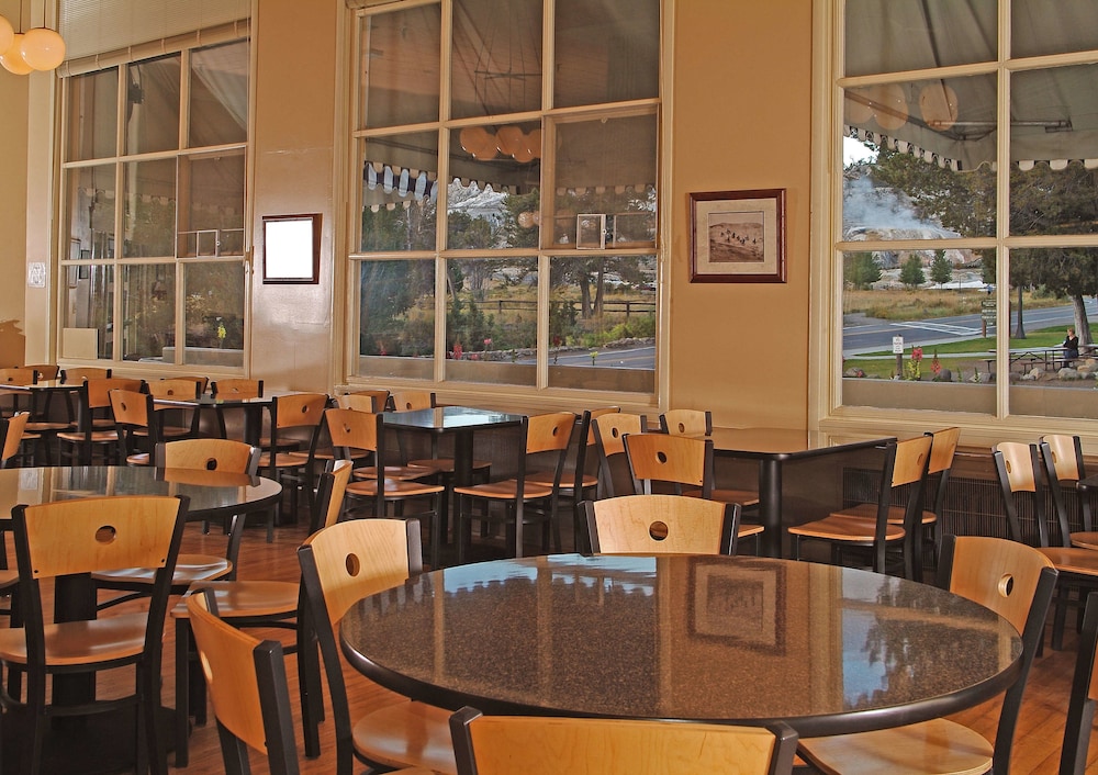 Mammoth Hot Springs 19/35