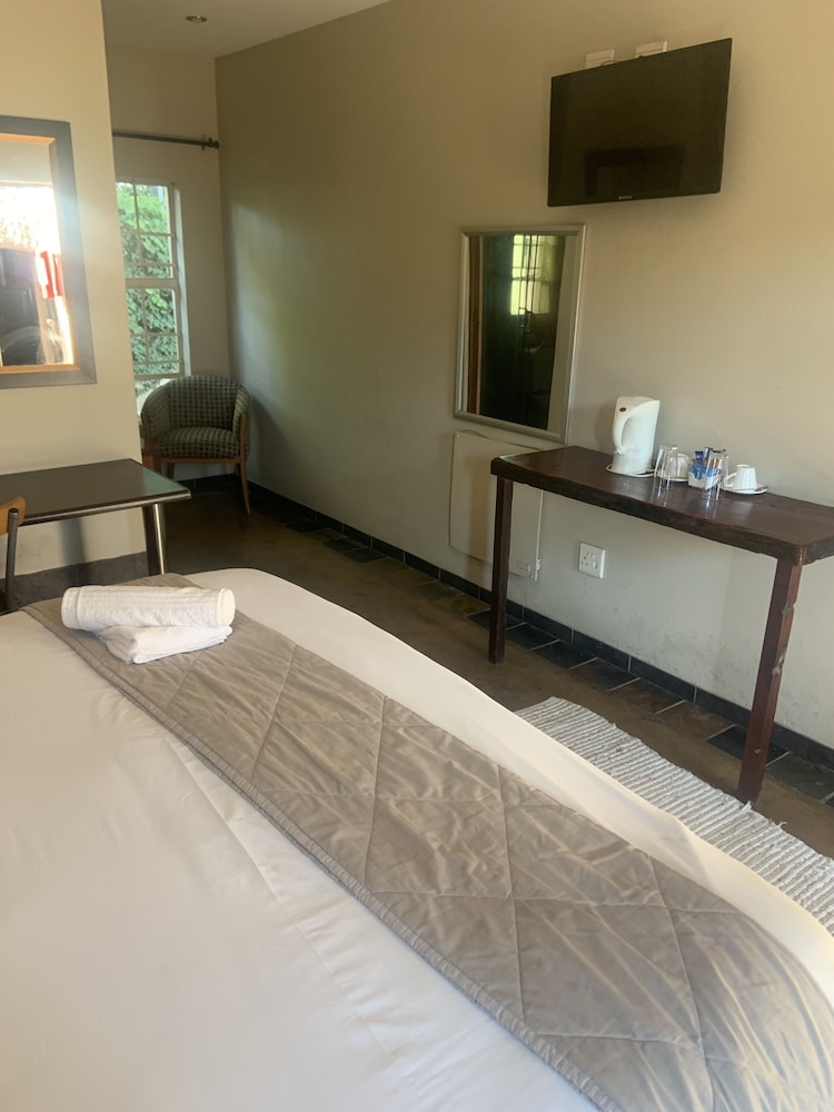 Africa Footprints Guest House 3/21