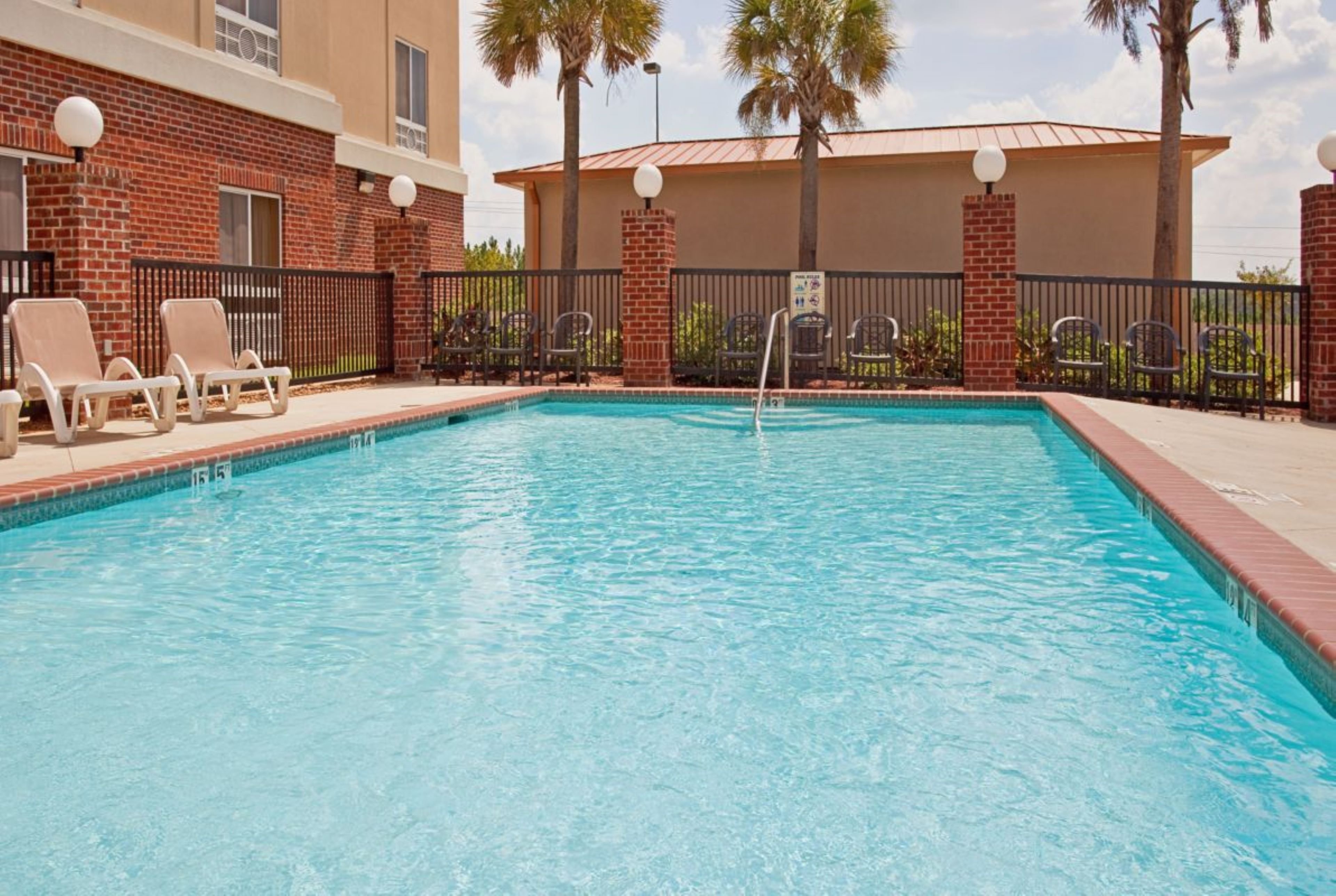 Holiday Inn Express and Suites Lucedale Hotel 75/76