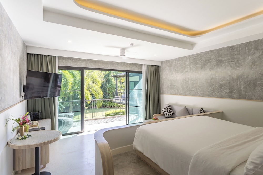 EXECUTIVE, STUDIO, SUITE, KING BED, POOL VIEW, BALCONY