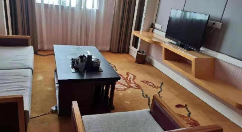 Vienna Hotel (Huizhou Qiuchang Yingbin Road) 48/57