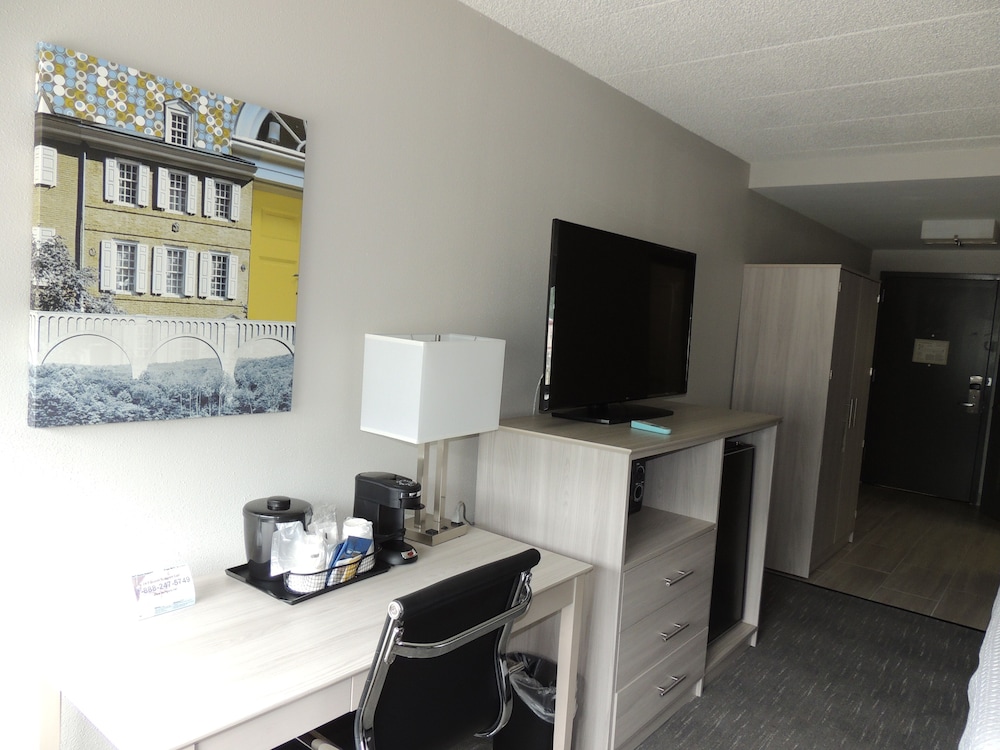 Best Western Plus Clarks Summit Scranton 33/37
