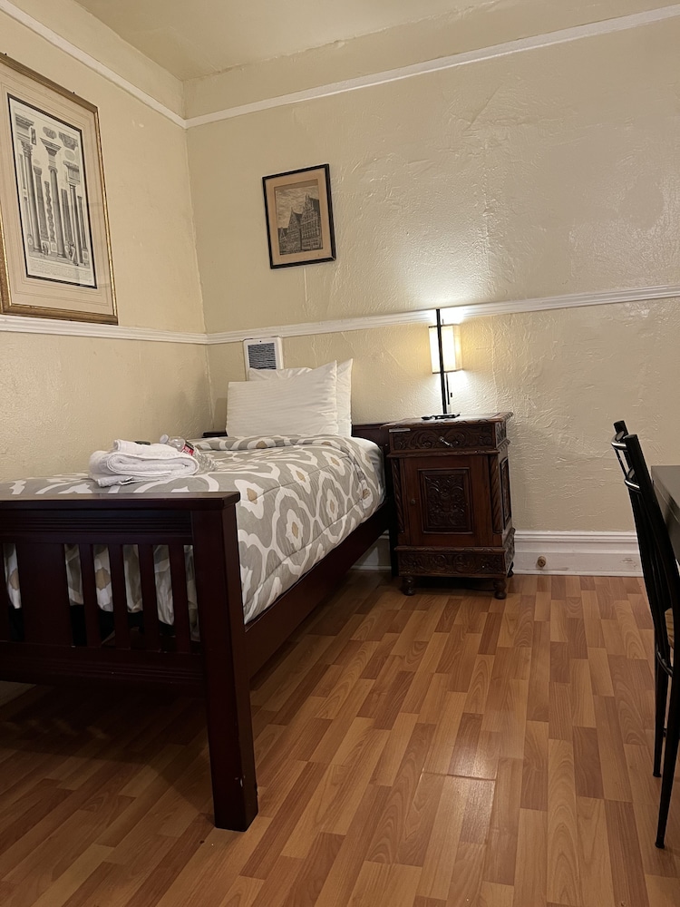 ROOM, SINGLE, SINGLE BED, SHARED BATHROOM
