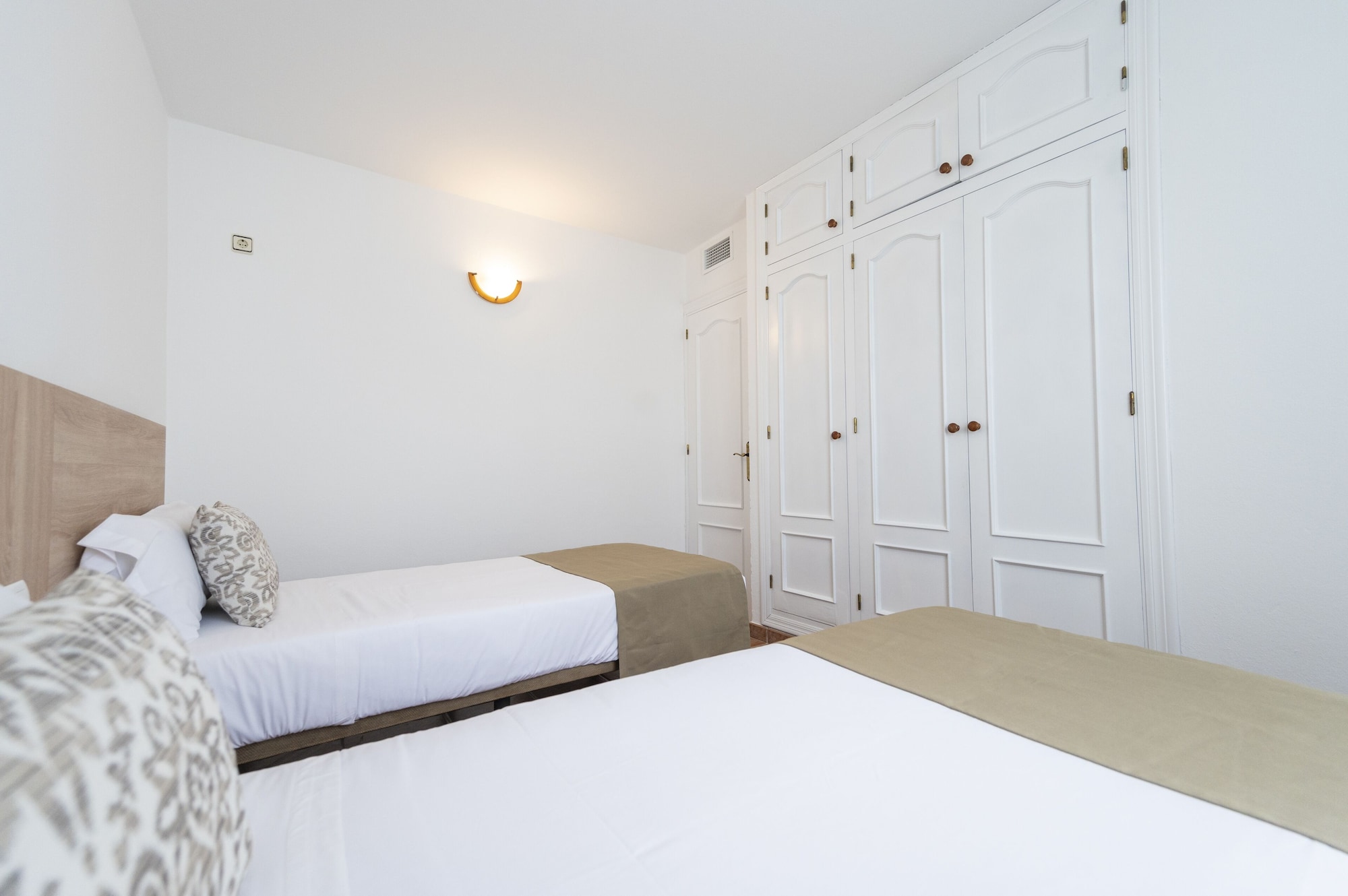3 Bedrooms, Family, Apartment, 1 Double and 4 Single Beds, Terrace