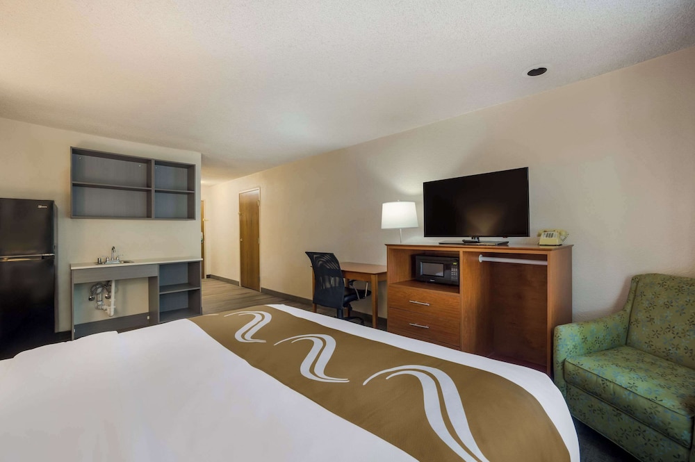 جناح بسرير كوين مع أريكة، Suburban Studios Canon City, CO 2/6