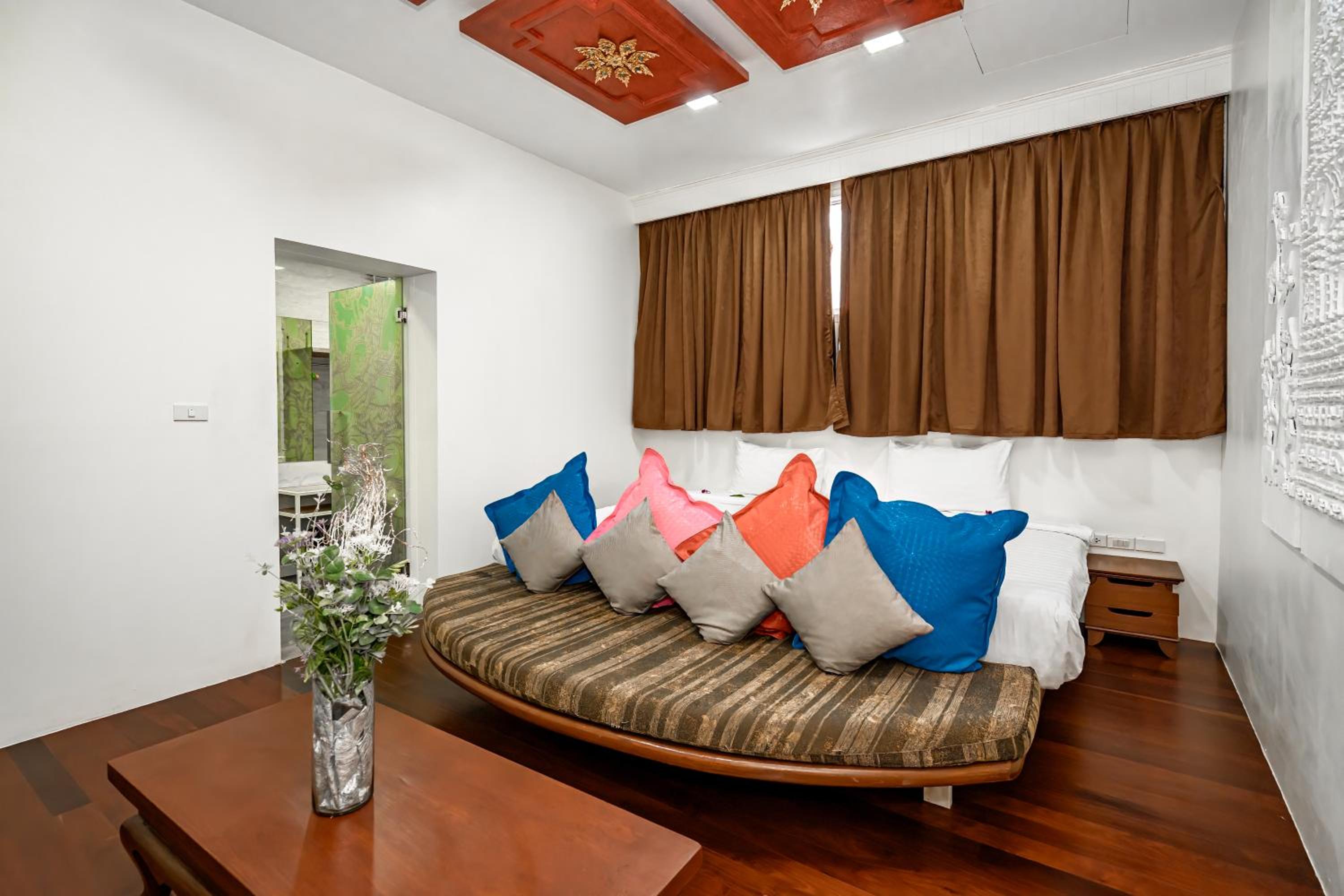 3 BEDROOMS, SUITE