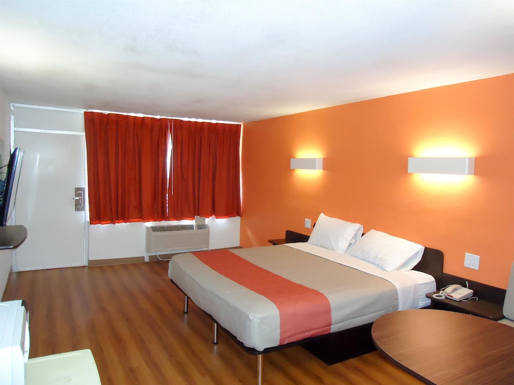 Motel6 Connellys Springs, NC 24/40