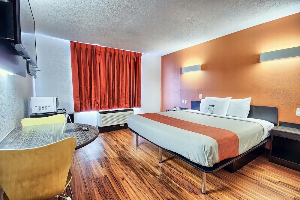 STANDARD, KING BED, SMOKING, ACCESSIBLE