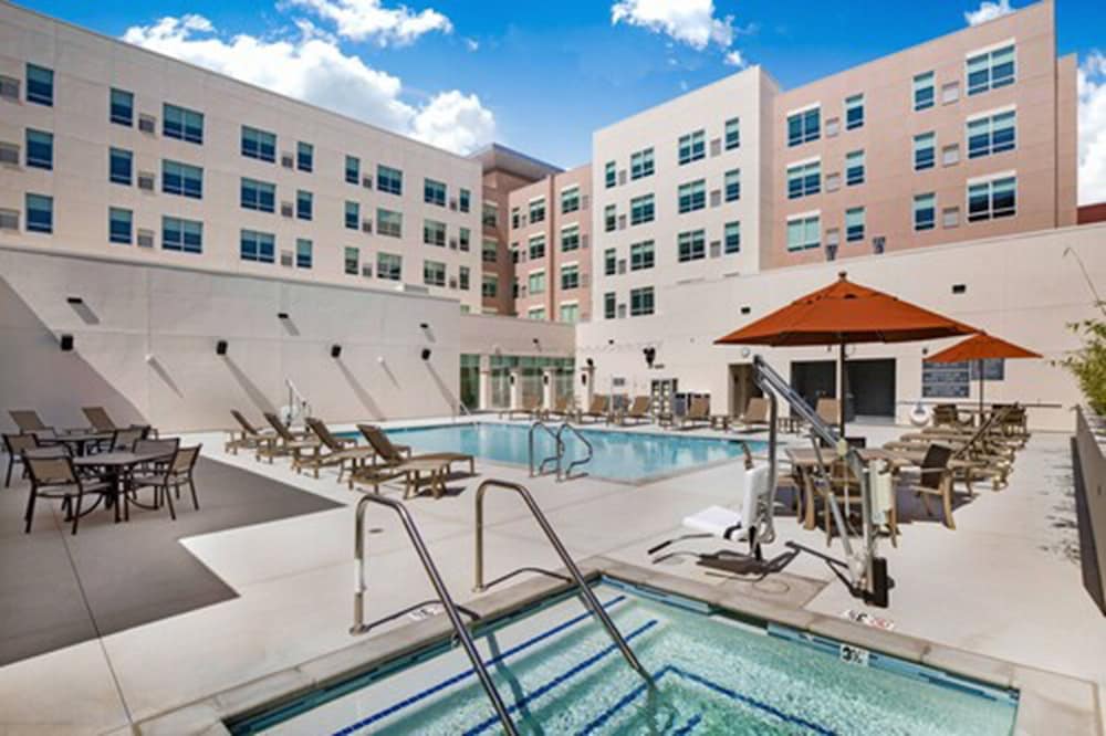 Hyatt House LA University Medical Center 40/48