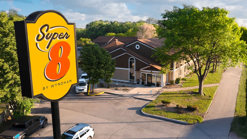 Super 8 By Wyndham Red Wing 46/51