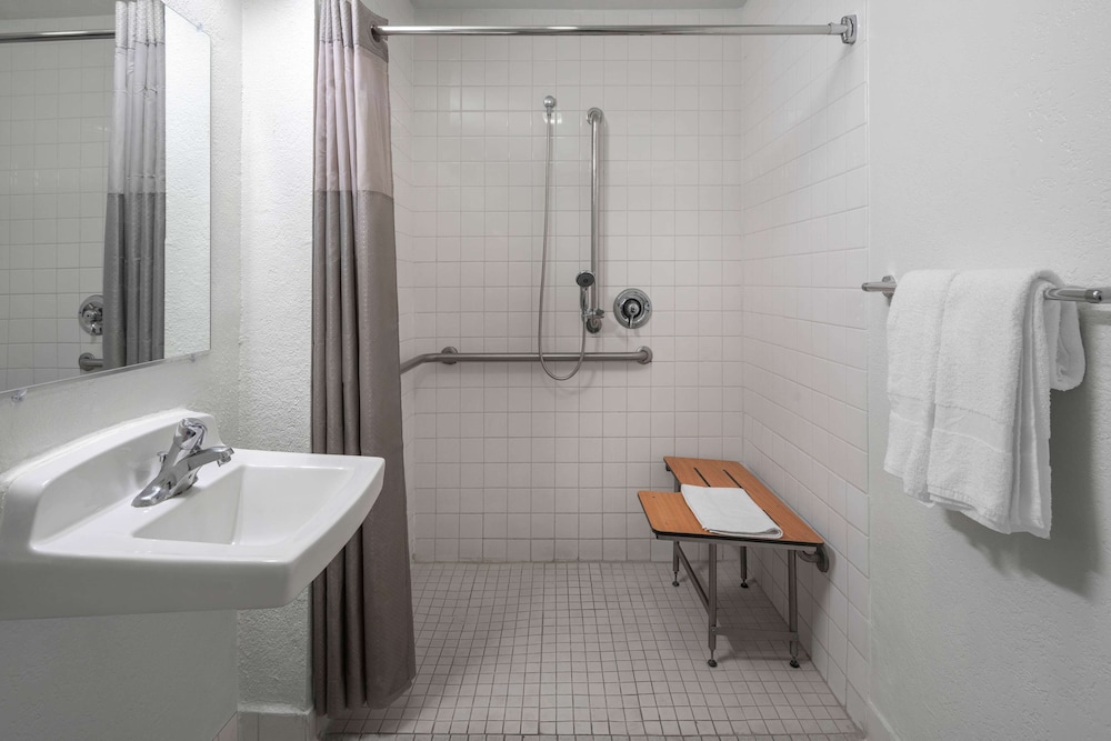 Motel6 Santa Barbara, CA - State Street 51/54