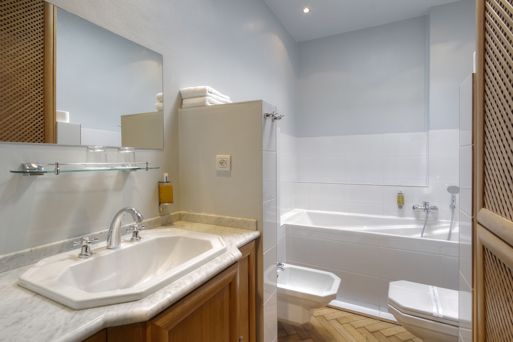 Black Star Suites 40/44