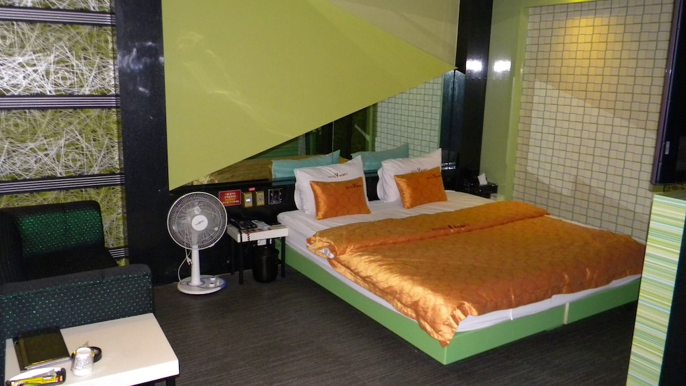 V Hotel 12/44