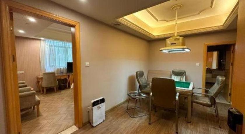 Vienna Hotel (Huizhou Qiuchang Yingbin Road) 41/57