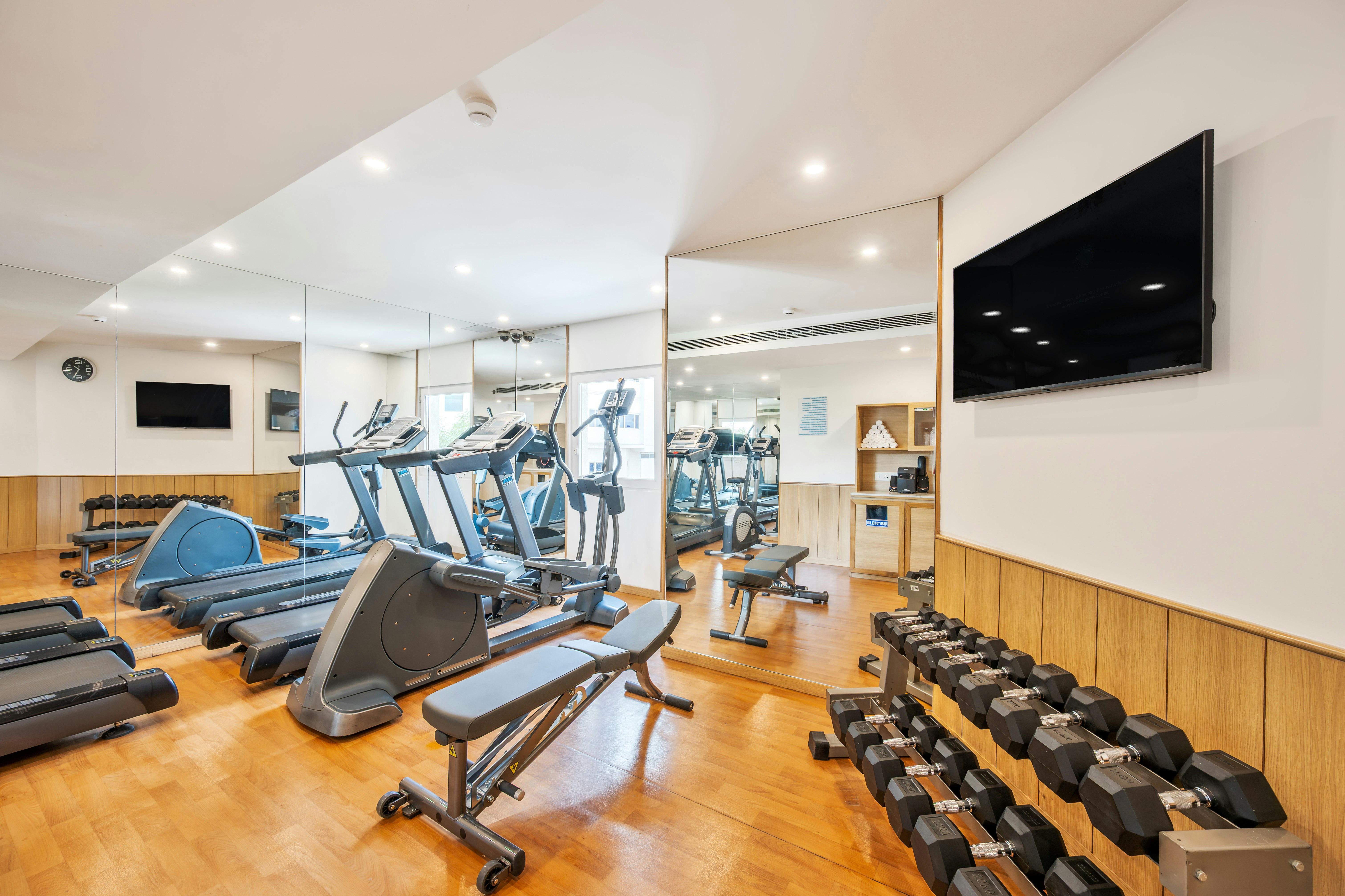 Holiday Inn Express Hyderabad Hitec City 46/76