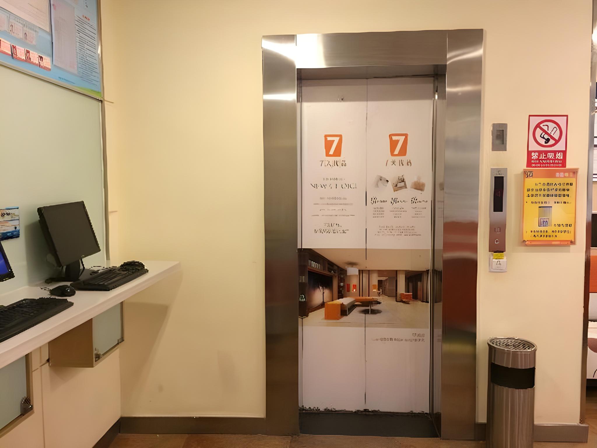 7 Days Inn Wuhan Dingziqiao Zhongnan Road Metro Station 38/43