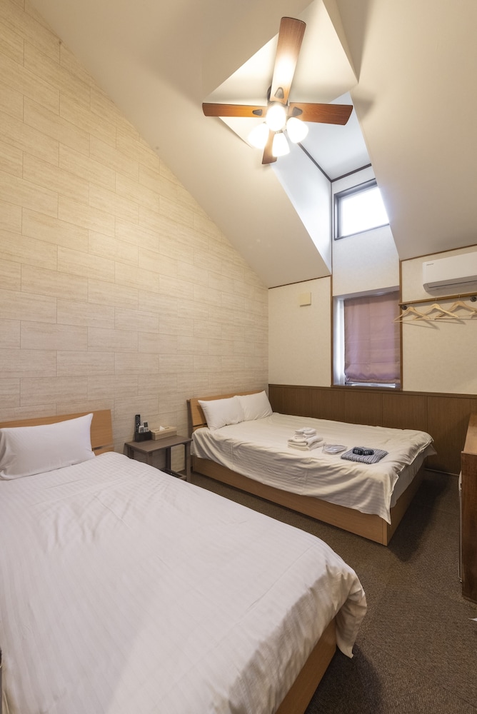 ROOM, TRIPLE, SHARED BATHROOM