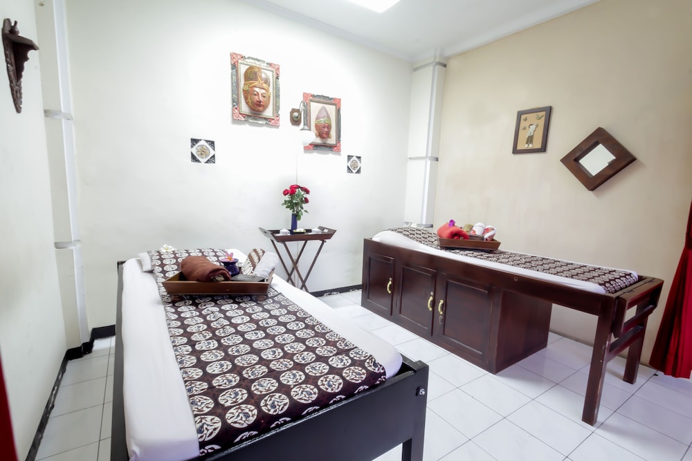 Royal Hotel and Villa Batu 51/61