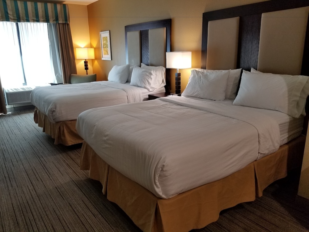 Suite, 2 Queen Beds, Extra Floor Space، Holiday Inn Express Hotel And Suites Gulf Shores 2/4