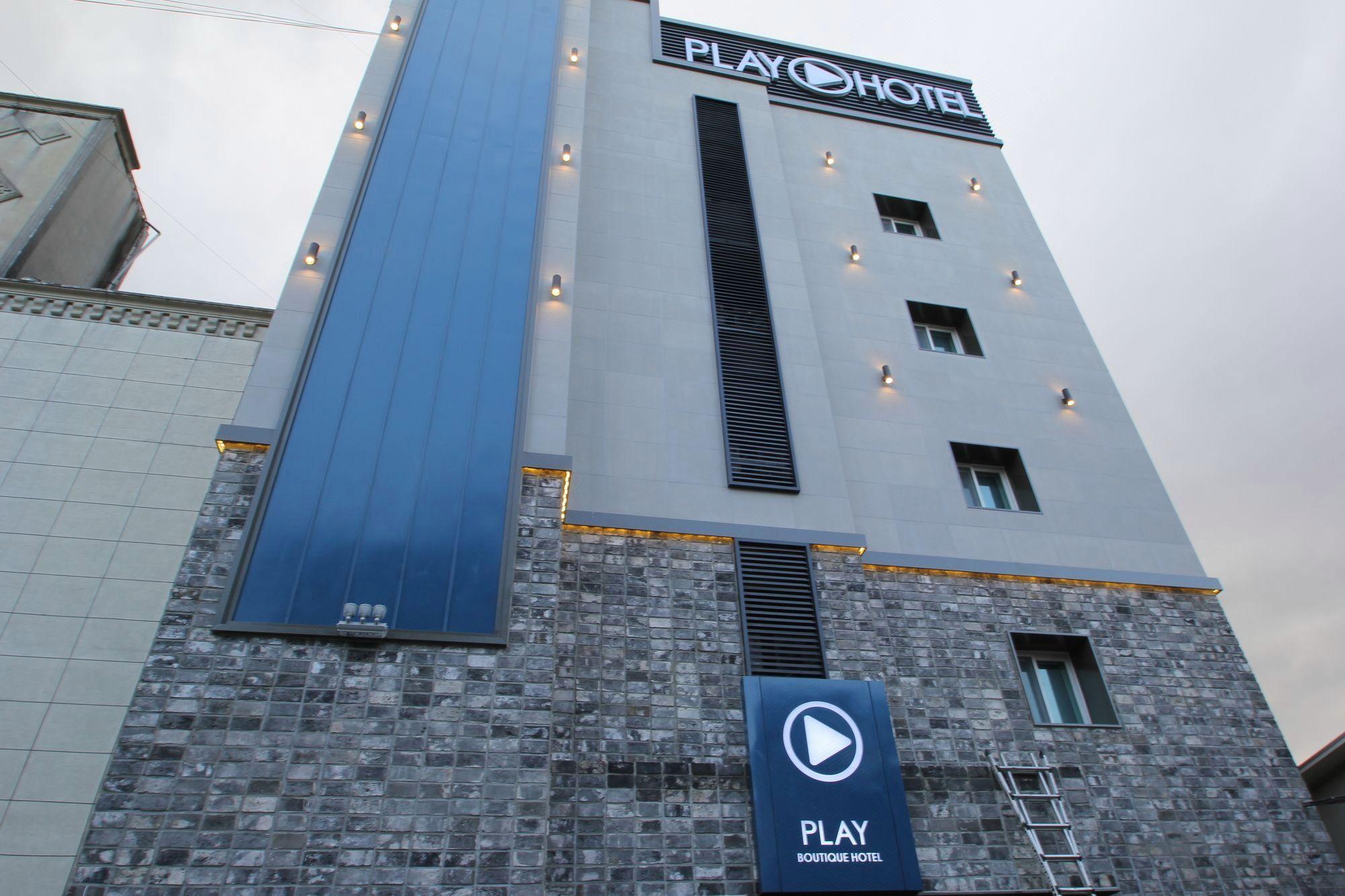 Play Hotel 3/76