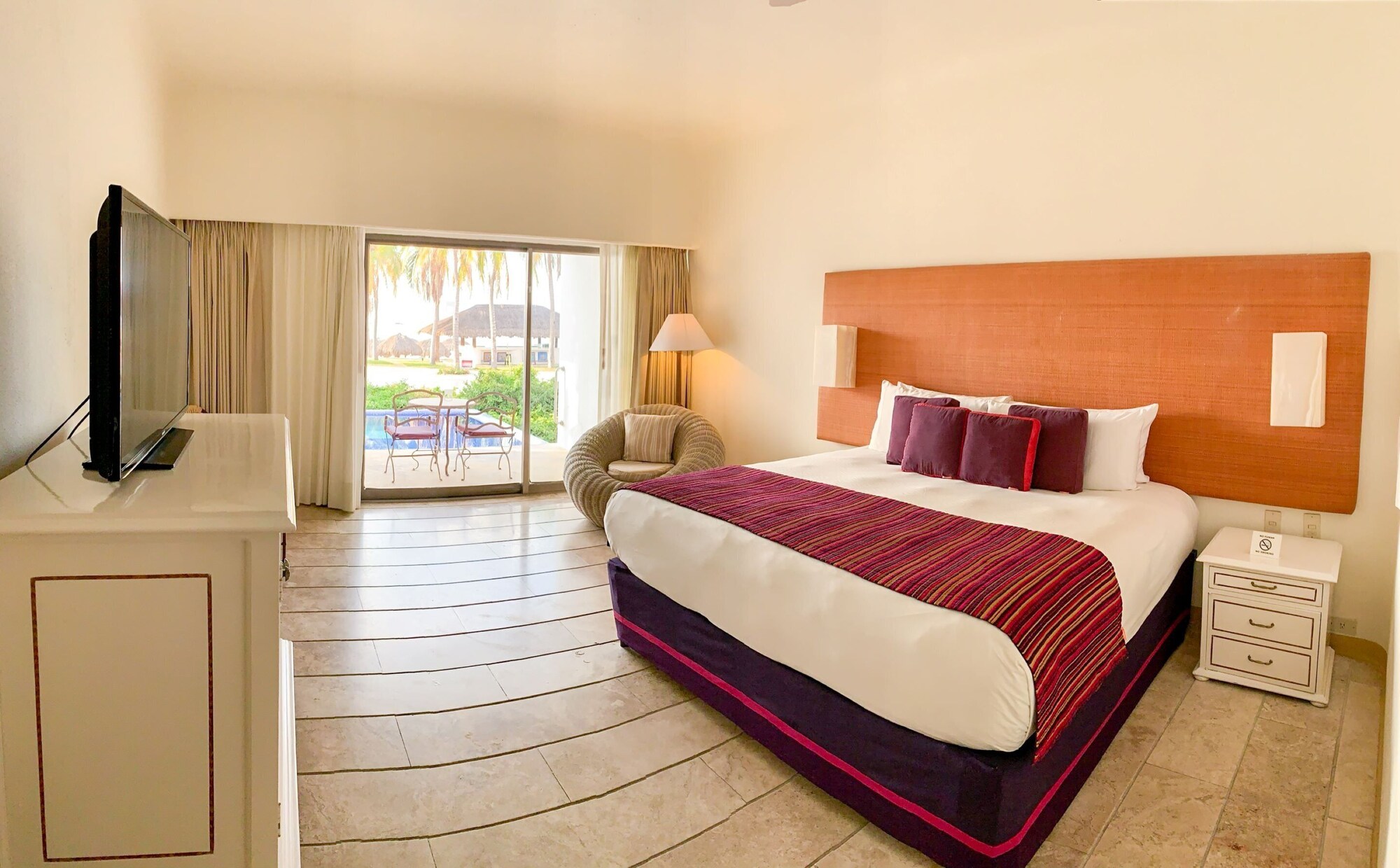 Suite, King Bed, Pool and Sea View