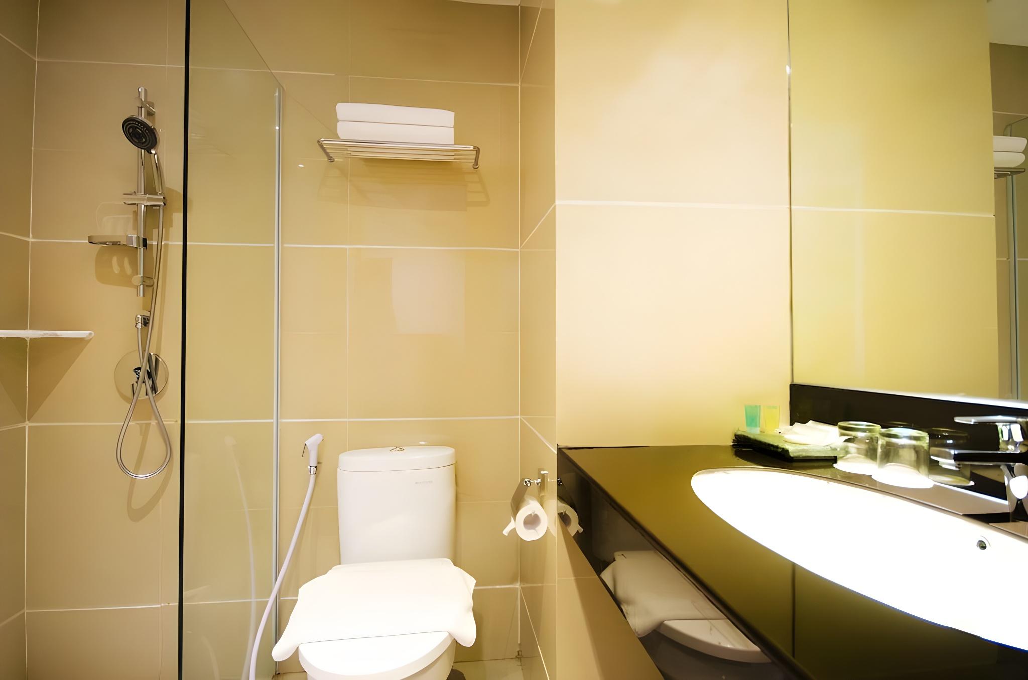 Ayola First Point Hotel Pekanbaru 48/48