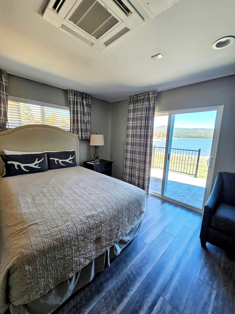 Premium, Cabin, Queen Bed, Sofa