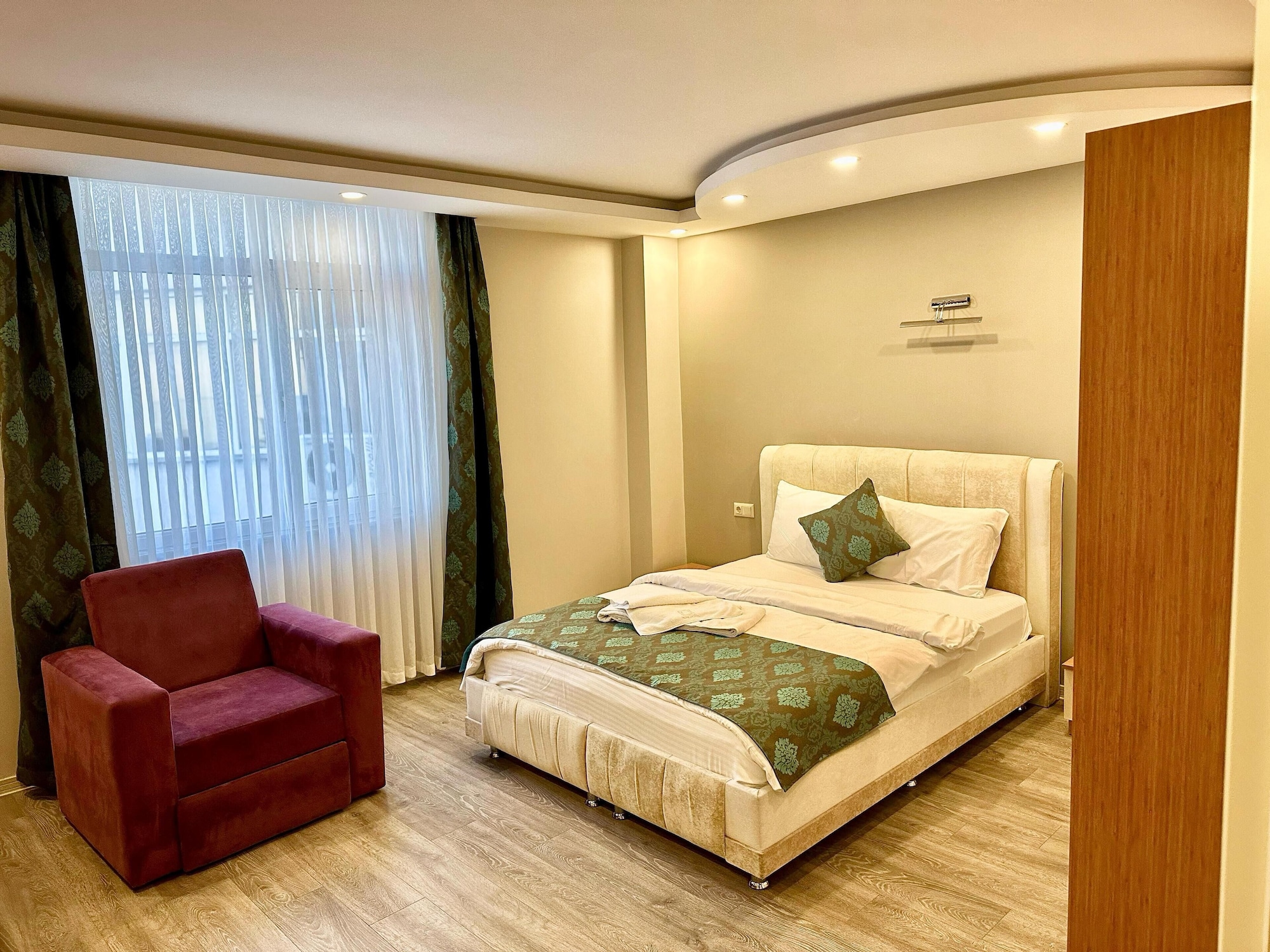 DELUXE, SUITE