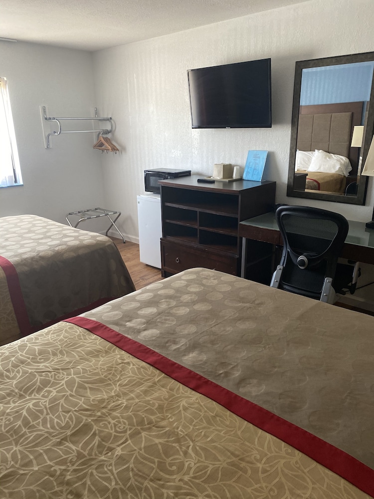 Super 8 by Wyndham Fort Scott 27/49