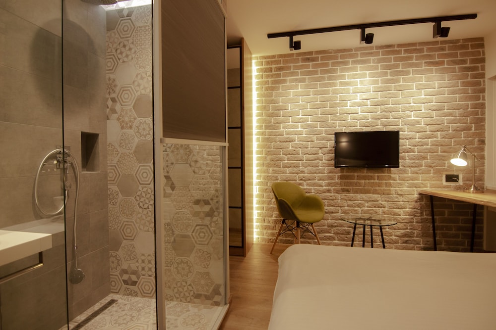 Level Luxury Suites 53/55