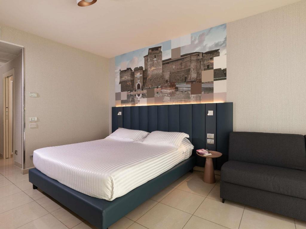 Superior, Double Bed, Lateral Side Sea View, Sofa, Balcony، MERCURE RIMINI ARTIS 5/9