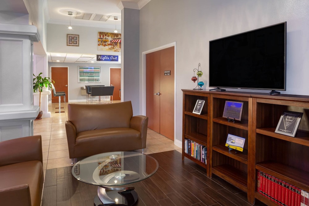 Days Inn & Suites by Wyndham Lakeland 11/85