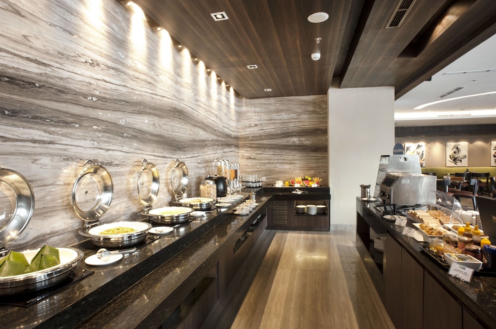 Holiday Inn Express Surabaya Centerpoint by Ihg 59/81