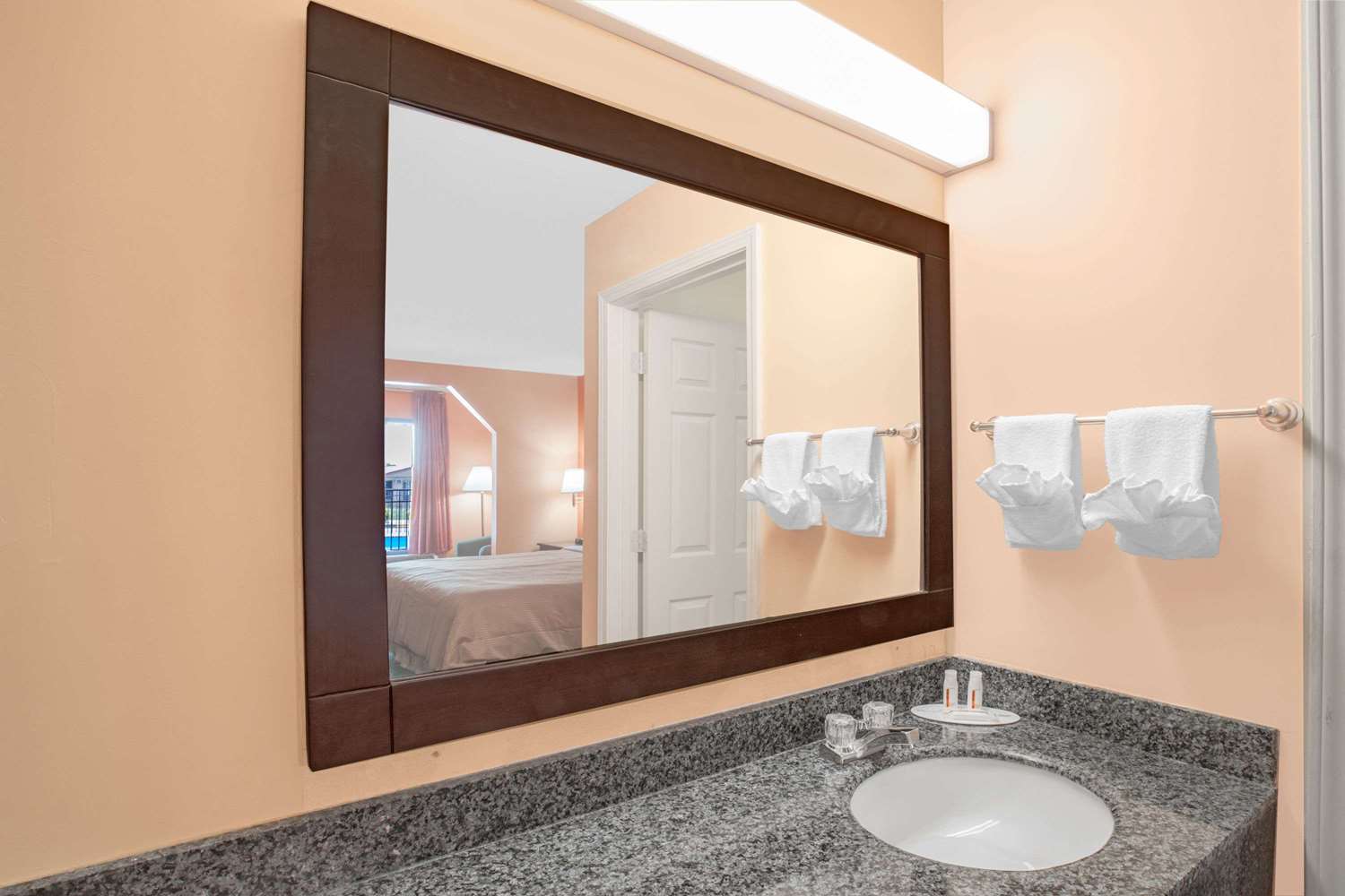 Days Inn by Wyndham Moulton 7/7