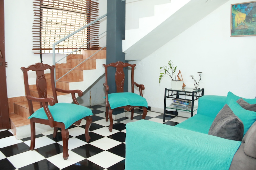 Aarony House Hotel 30/50