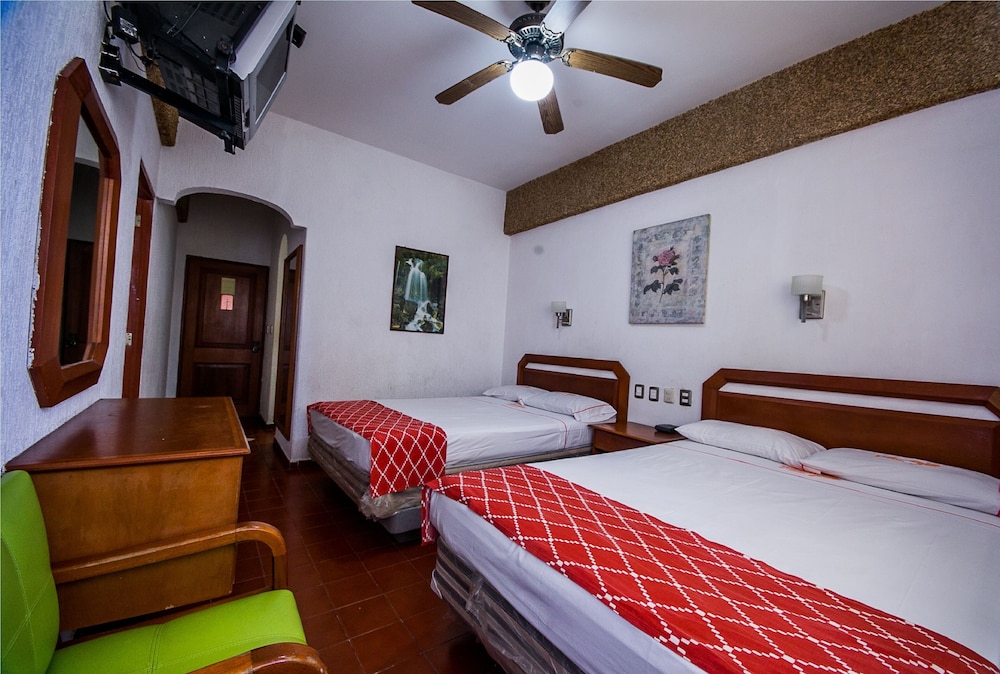 Hotel Candilejas 12/29
