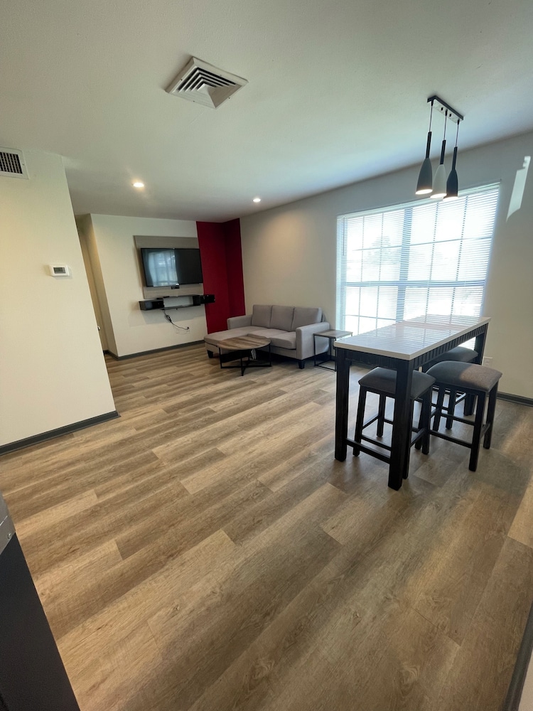 Ramada by Wyndham Studio Suites Dothan 17/35